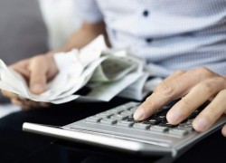 Hombre haciendo cuentas